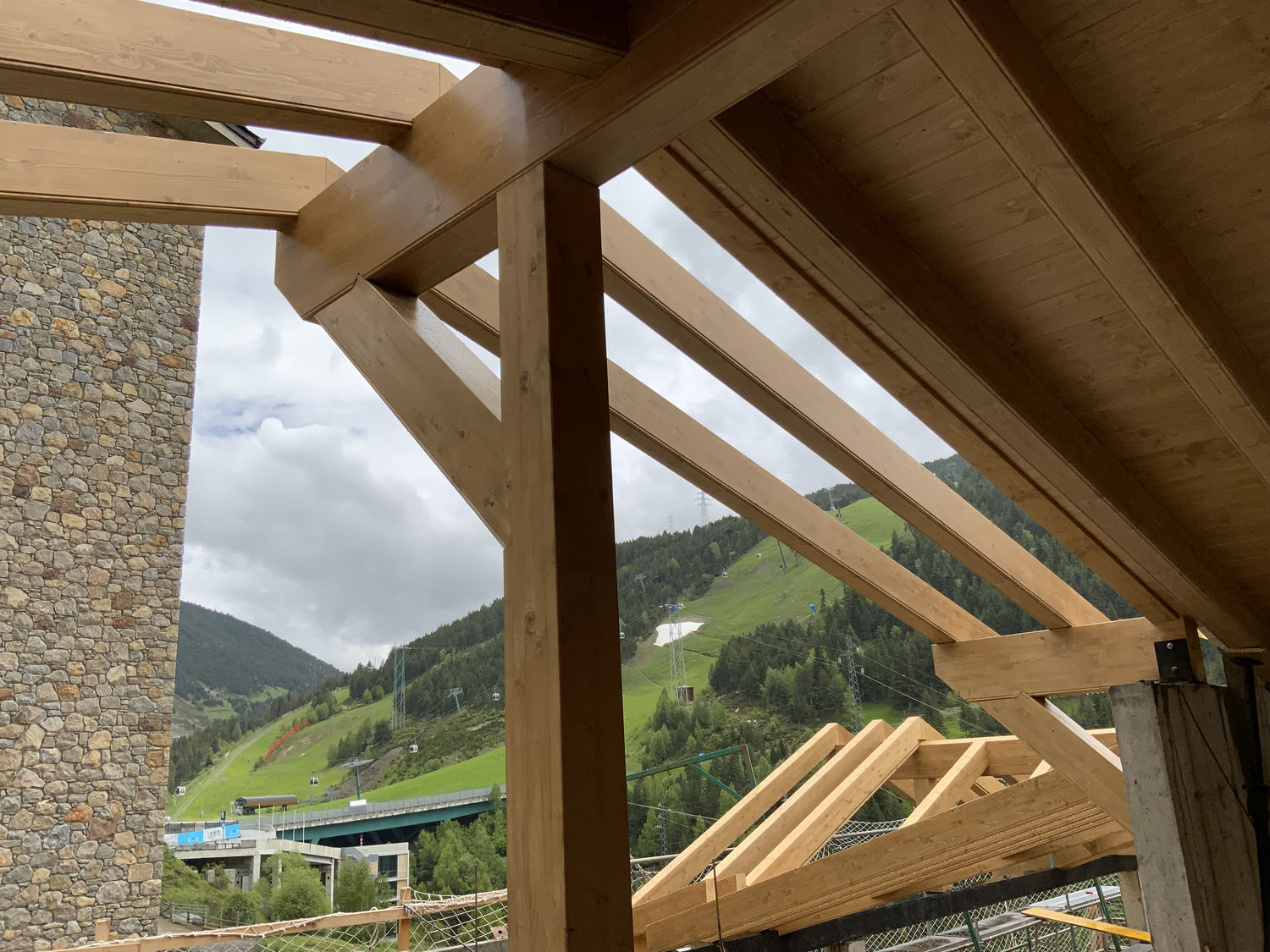 Estructura edificio viviendas en Soldeu a 1850m altitud