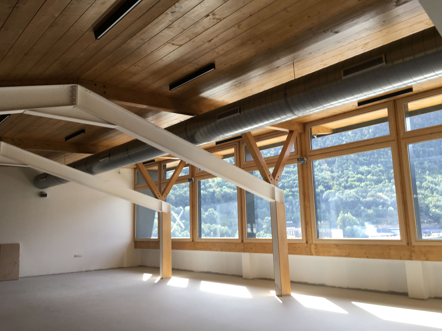 Reforma i ampliació de coberta amb Panells grans llums edifici Crei Andorra la vella